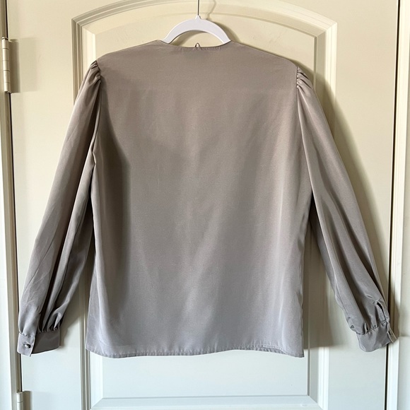 Vintage Sophisticated Lady Women's Silky Blouse with Sleeves and Pocket Detail - Picture 7 of 8